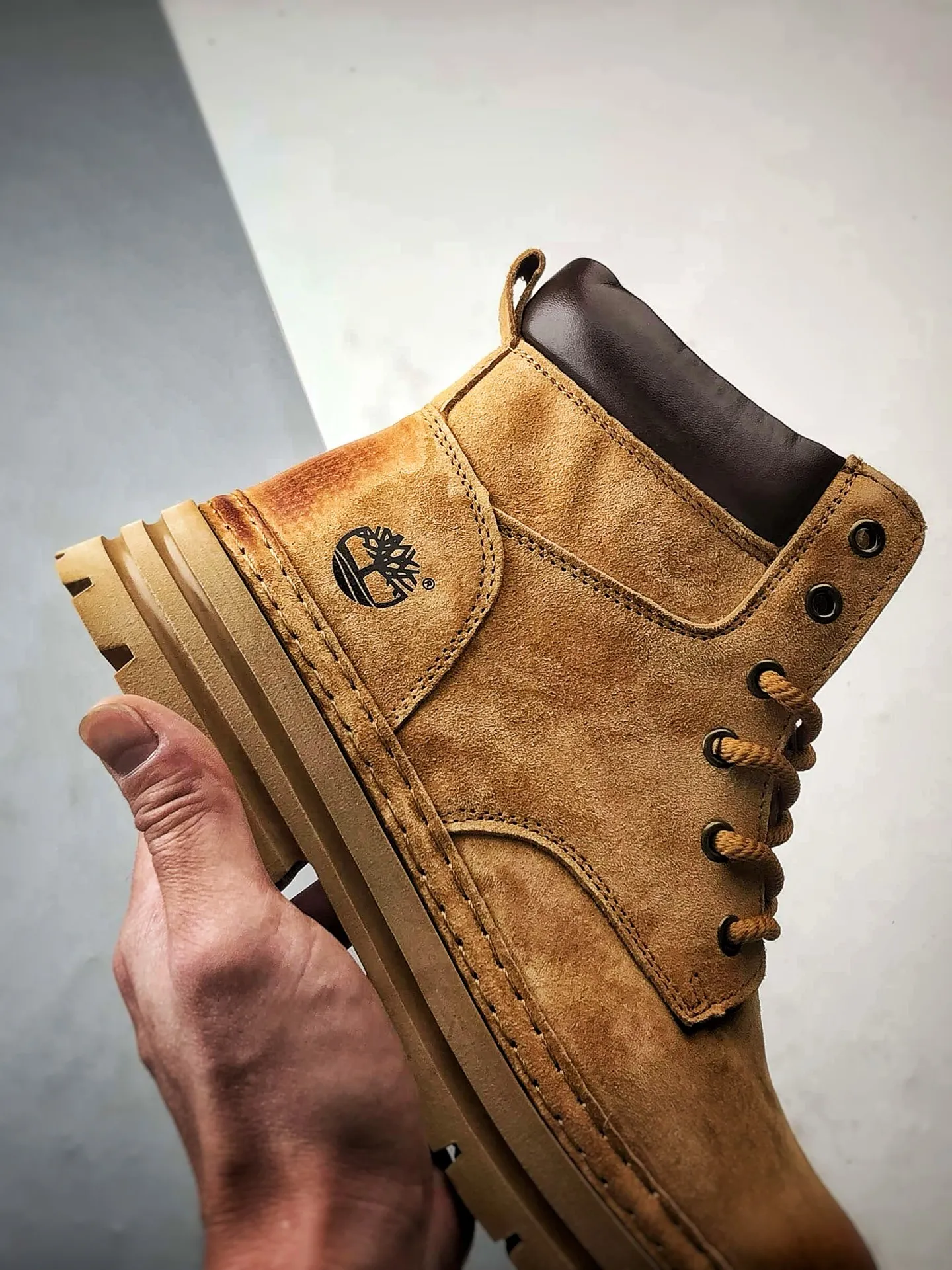 💰440 Timberland Timberland/Timberland 2025 autumn and winter new products Outdoor casual rhubarb boots Guangdong factory quality Original box original packaging Fashion trend matching The fabric is made of Italian 🇮🇹 top-grade frosted fine-grained cowhide with anti-odor and anti-corrosion genuine leather latex insoles. The outsole and hardware are all made from OEM raw materials. The same process as the original Goodyear never opens the glue. Good products do not kill pigs. The quality of the first order is strictly controlled. Exclusively launched on the whole network. The quality is unquestionable. The whole set of official website unified packaging gives you the perfect wearing experience. The quality is exquisite and durable. A must-have for sportsmen. Specially designed to treat those who are not handsome. High-quality and first-class foot feel. Special for cold protection and outdoor use this winter. Casual matching for daily use. Item No.: TB99873 Size: 39 40 41 42 43 44 (leather shoe size)